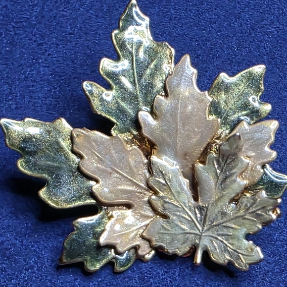Jewelry - Gold and Green Leaf Brooch 637